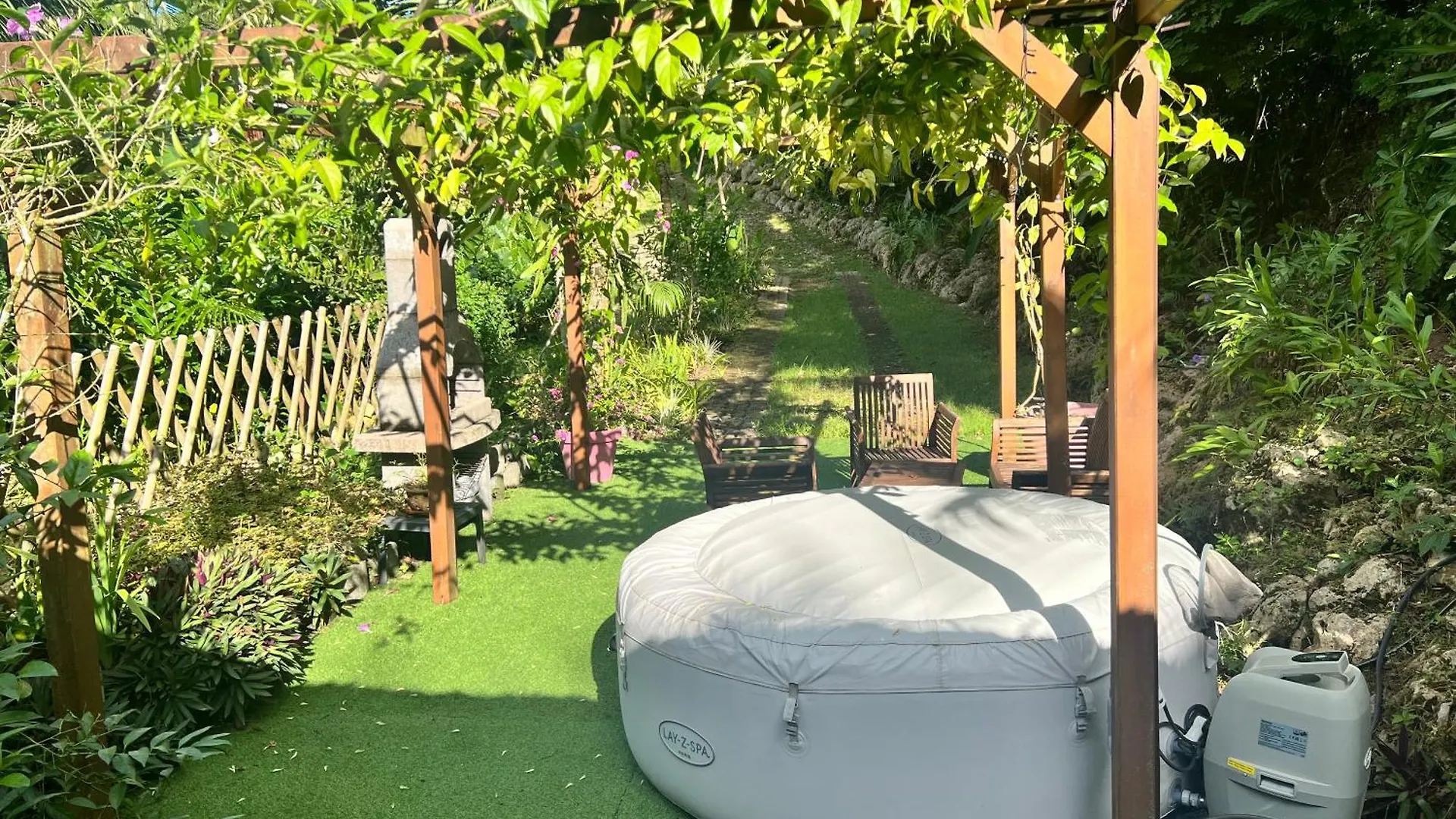 Le Jasmin De Nuit Chalet , Spa Privatif Les Abymes Casa de Férias